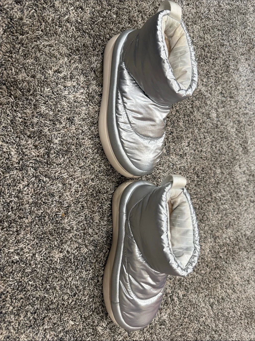 UGG Kids Silver Puffer Booties Size 5 S/N 1135151